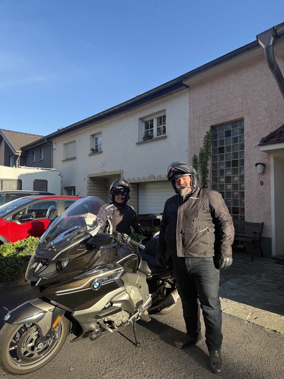 Steve et Sandra à côté de leur moto